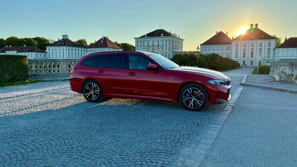 BMW 3 Series 2024 photo 3