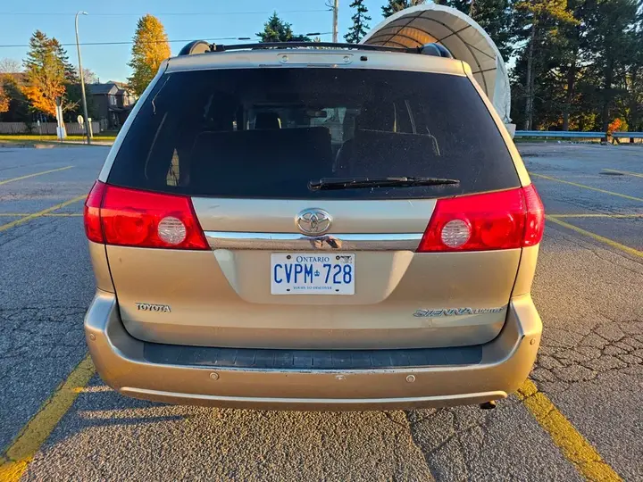 Toyota Sienna 2010 photo 3