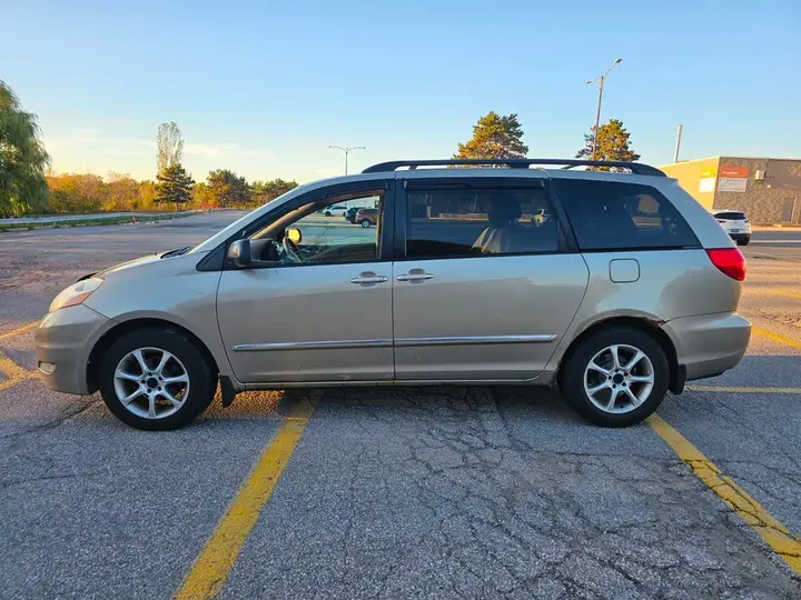 Toyota Sienna 2010 photo 4