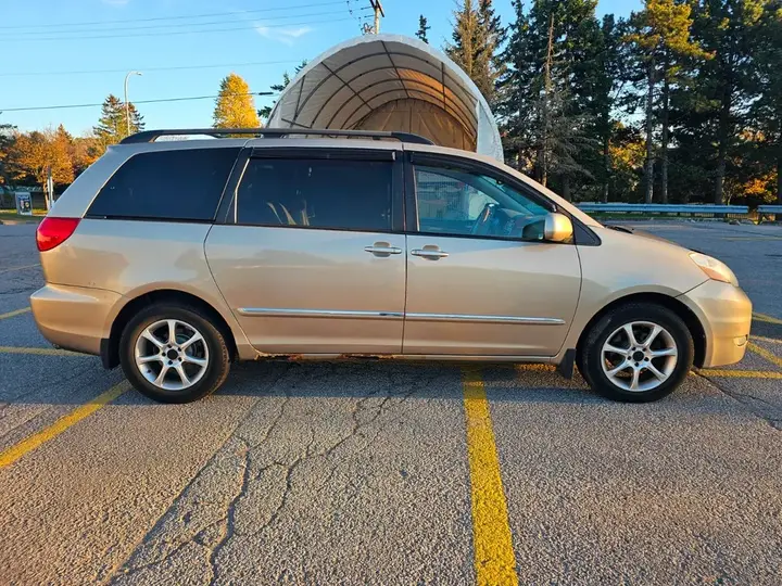 Toyota Sienna 2010 photo 5