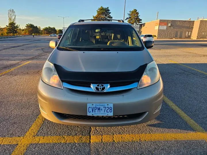 Toyota Sienna 2010 photo 2