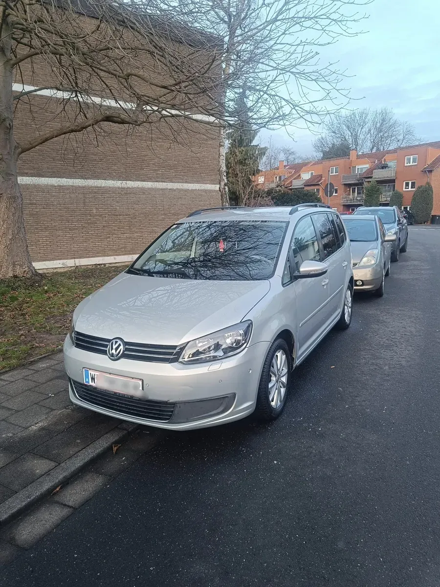 Volkswagen Touran 2011 photo 2