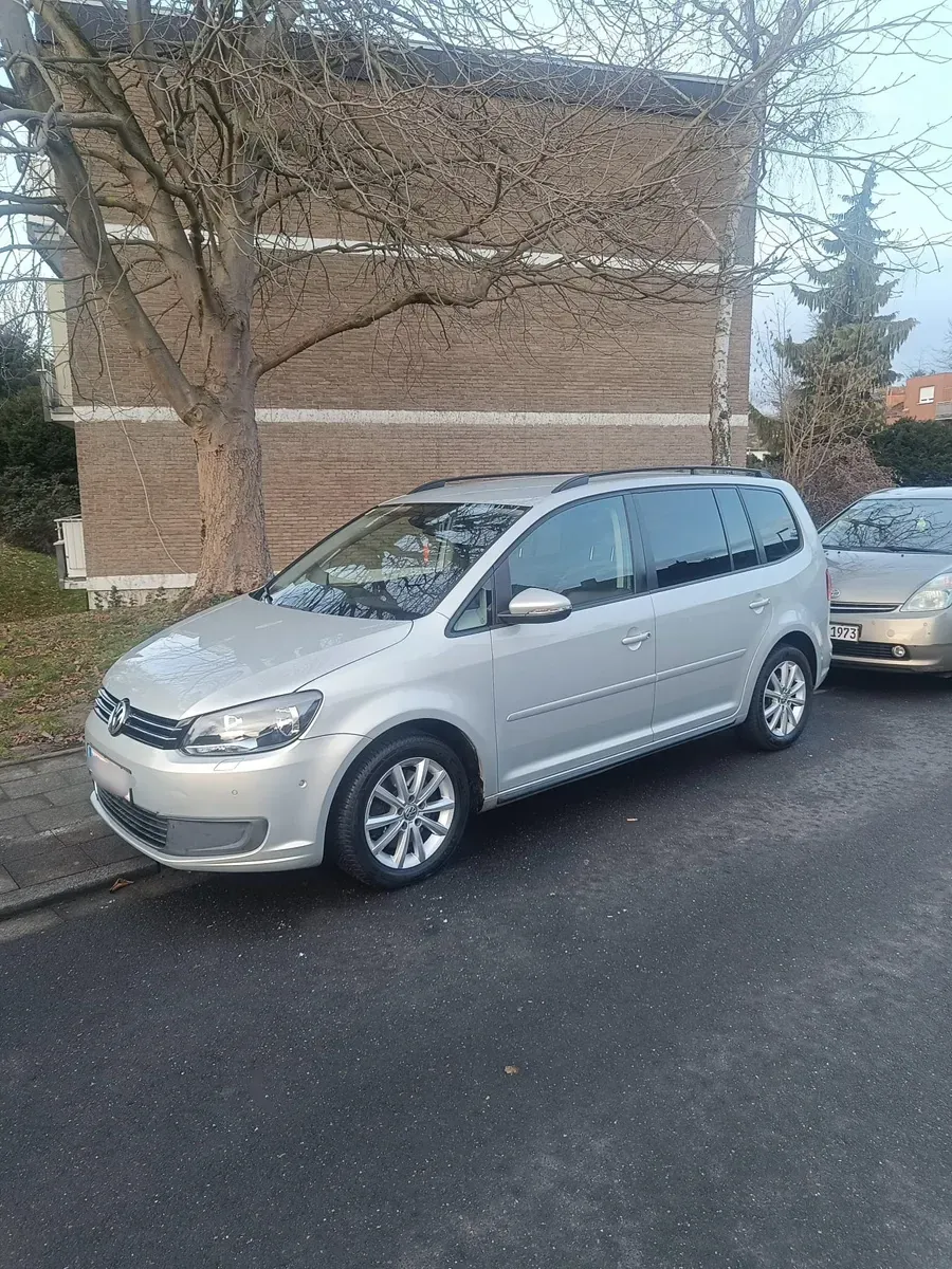 Volkswagen Touran 2011 photo 3