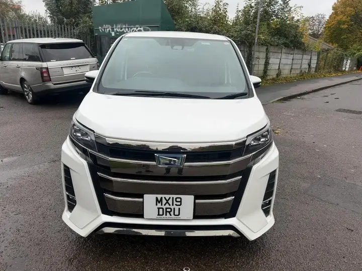 Toyota Voxy 2019 photo 2