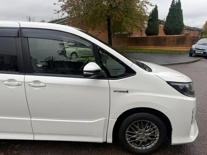 Toyota Voxy 2019 photo 4