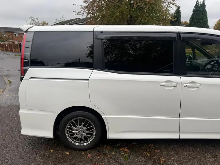 Toyota Voxy 2019 photo 5