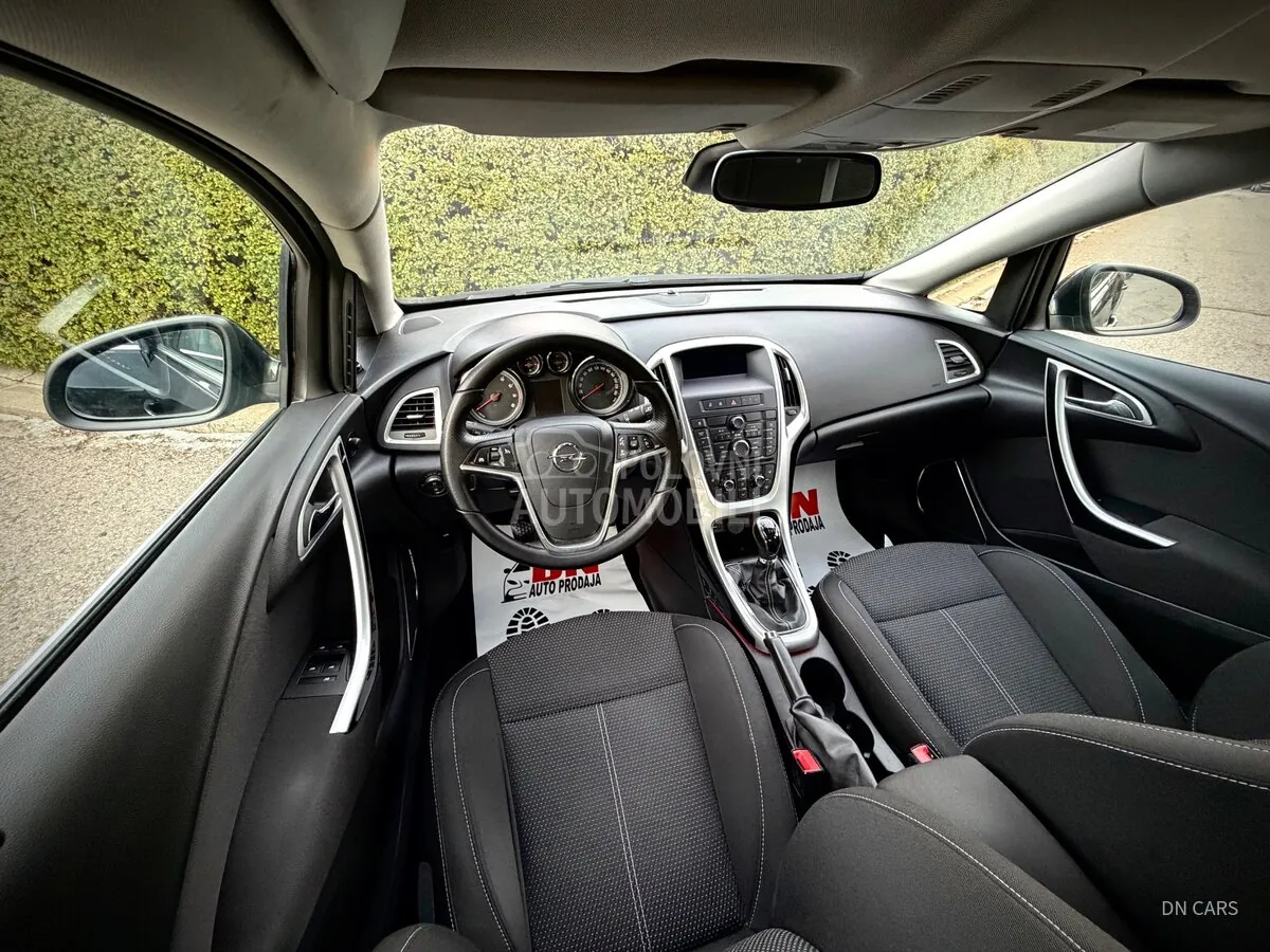 Opel Astra J 2011 photo 3