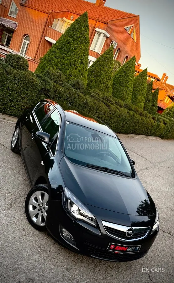 Opel Astra J 2011 photo 2