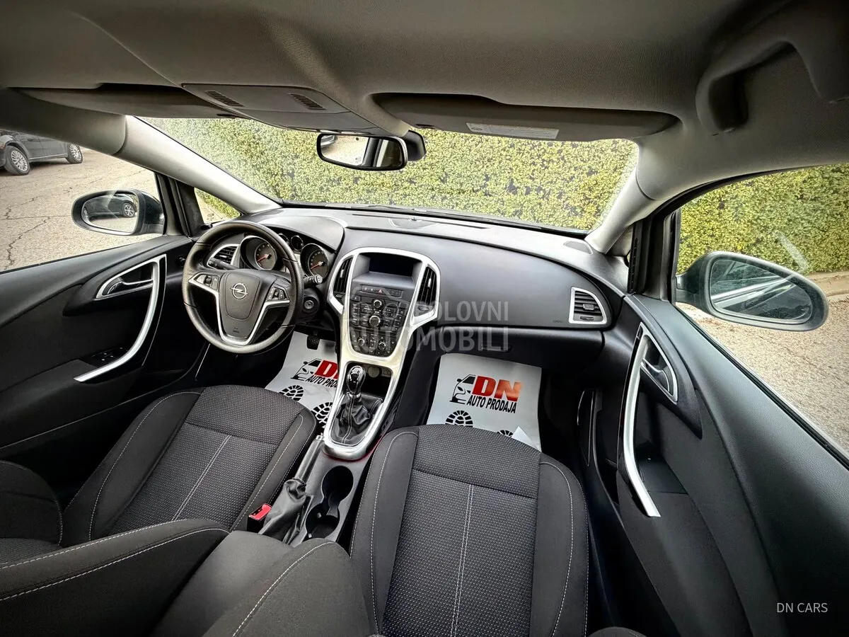 Opel Astra J 2011 photo 4