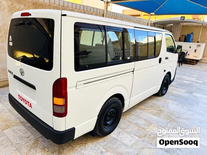 Toyota Hiace 2010 photo 3