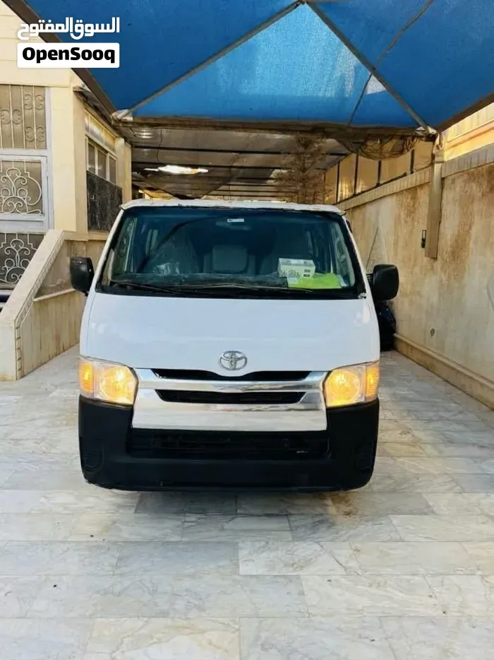 Toyota Hiace 2010 photo 2
