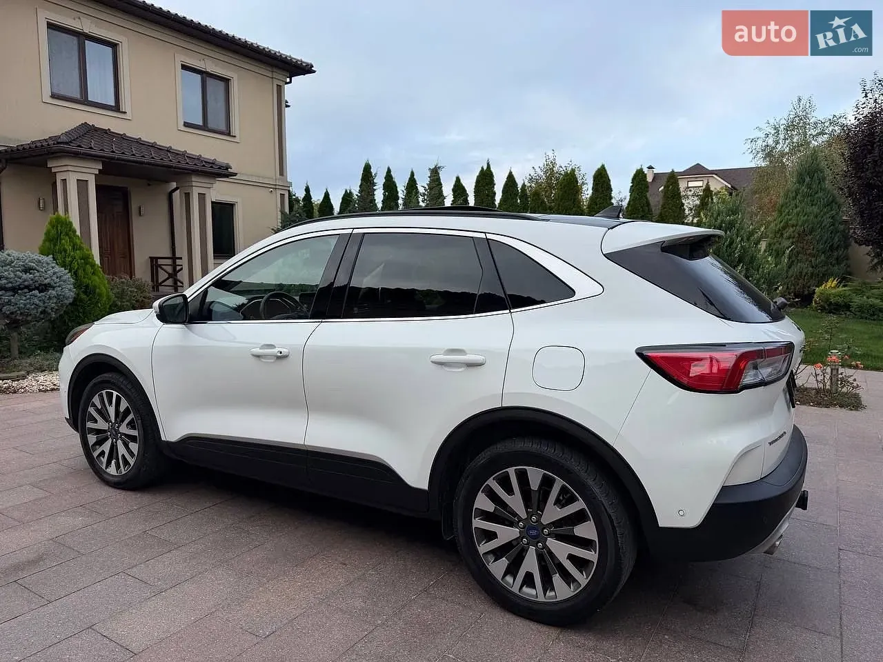 Ford Escape 2019 photo 2