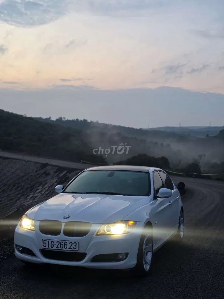 BMW 3 Series 2010 photo 2