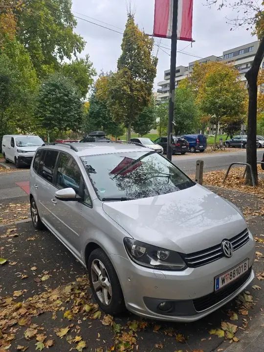 Volkswagen Touran 2012 photo 2