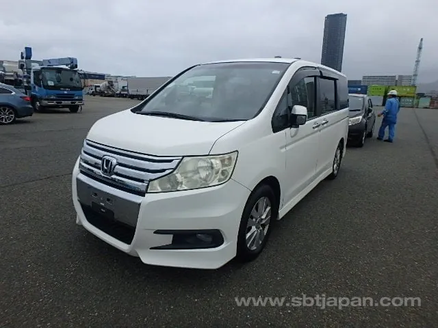 Honda Stepwagon 2011 photo 2