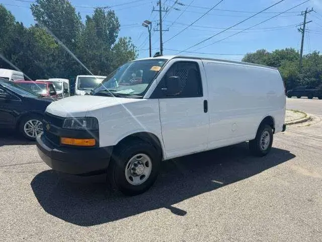 Chevrolet Express 2023 photo 2