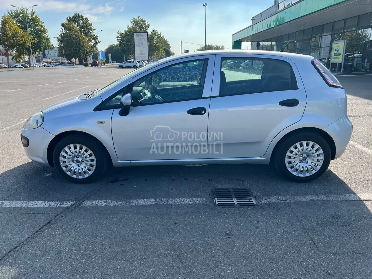 Fiat Grande Punto 2011 photo 2
