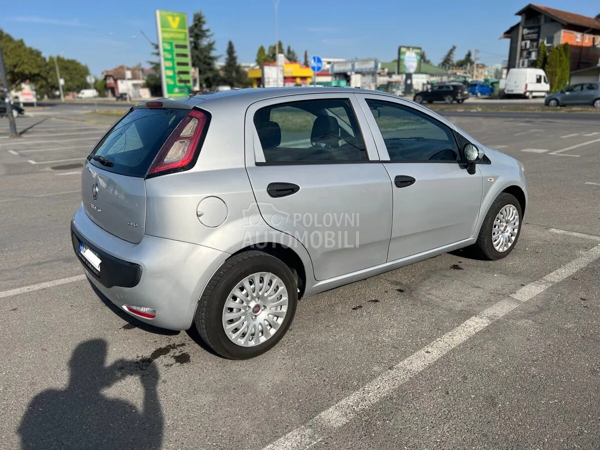 Fiat Grande Punto 2011 photo 4