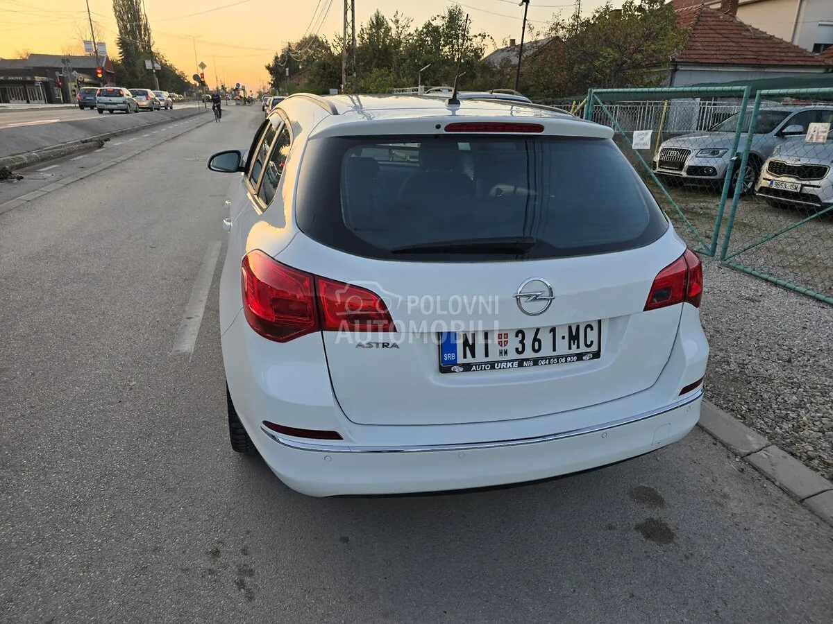 Opel Astra J 2013 photo 4