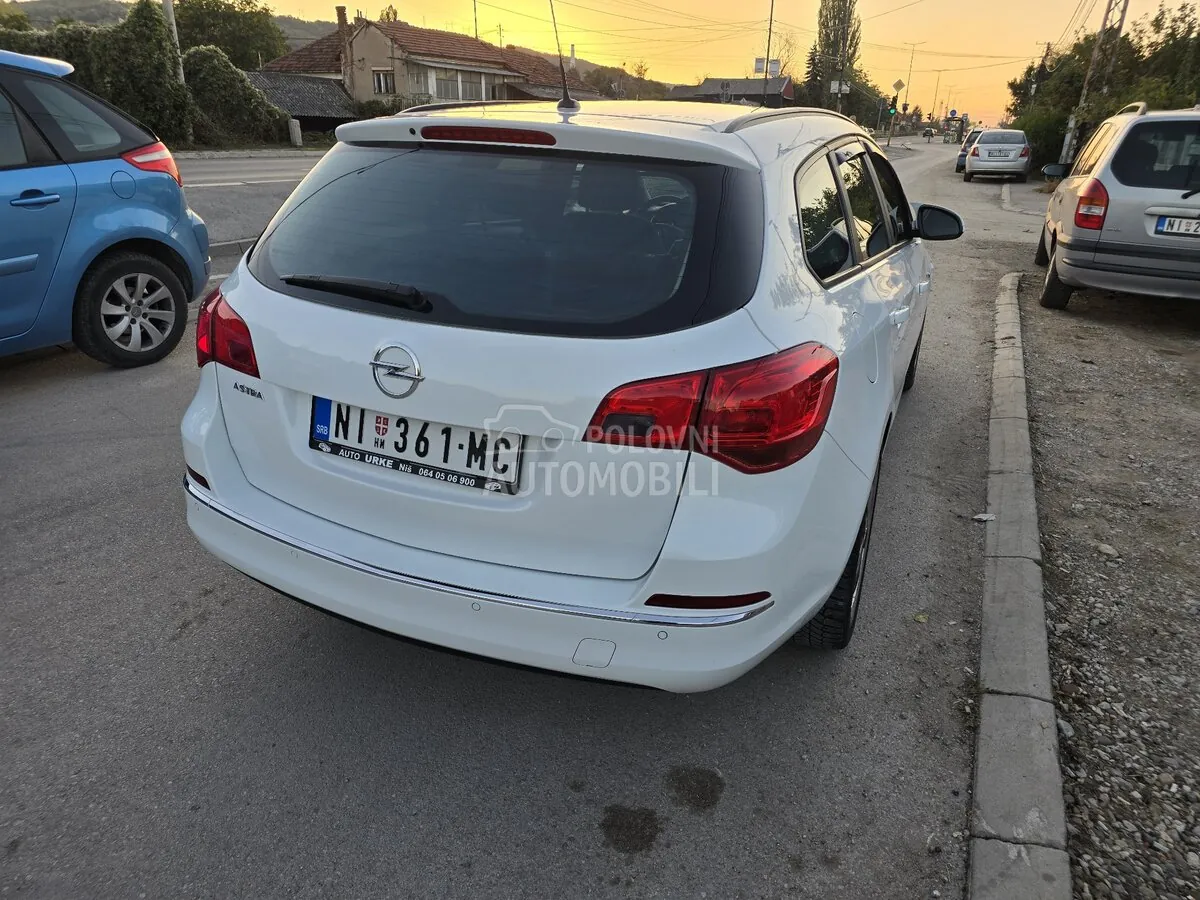 Opel Astra J 2013 photo 5