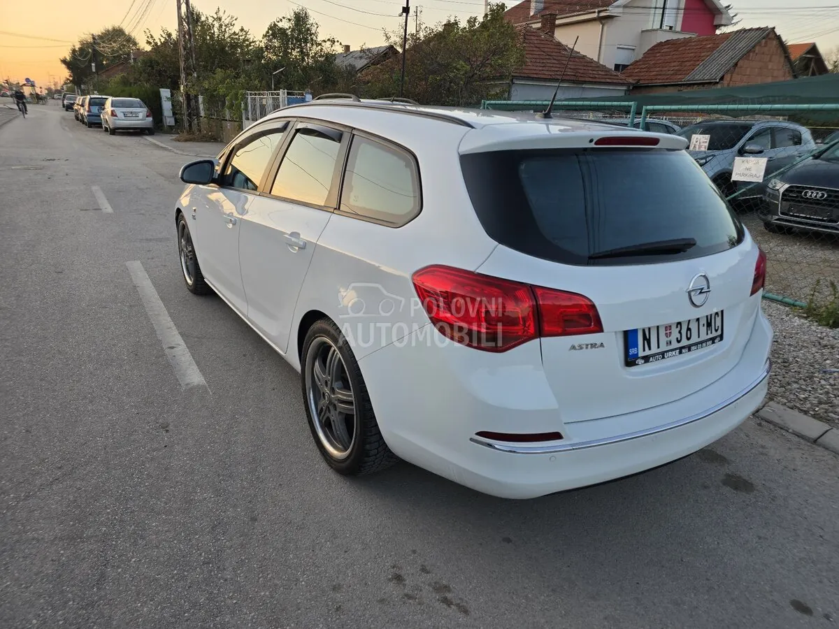 Opel Astra J 2013 photo 3