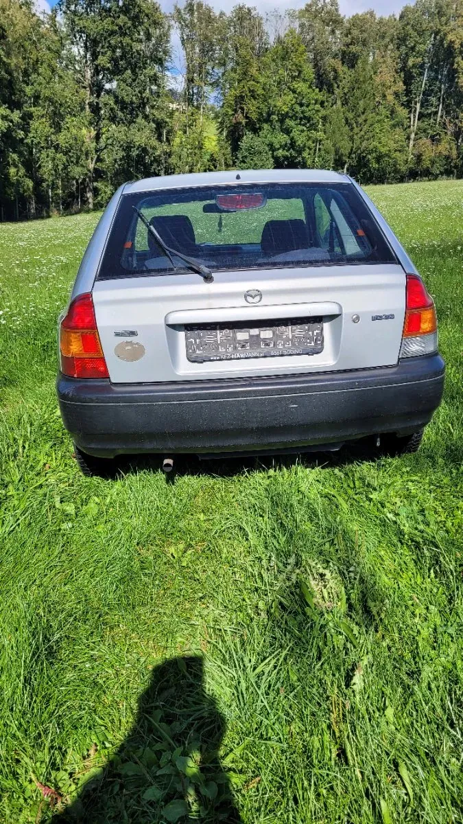 Mazda 323 2000 photo 2