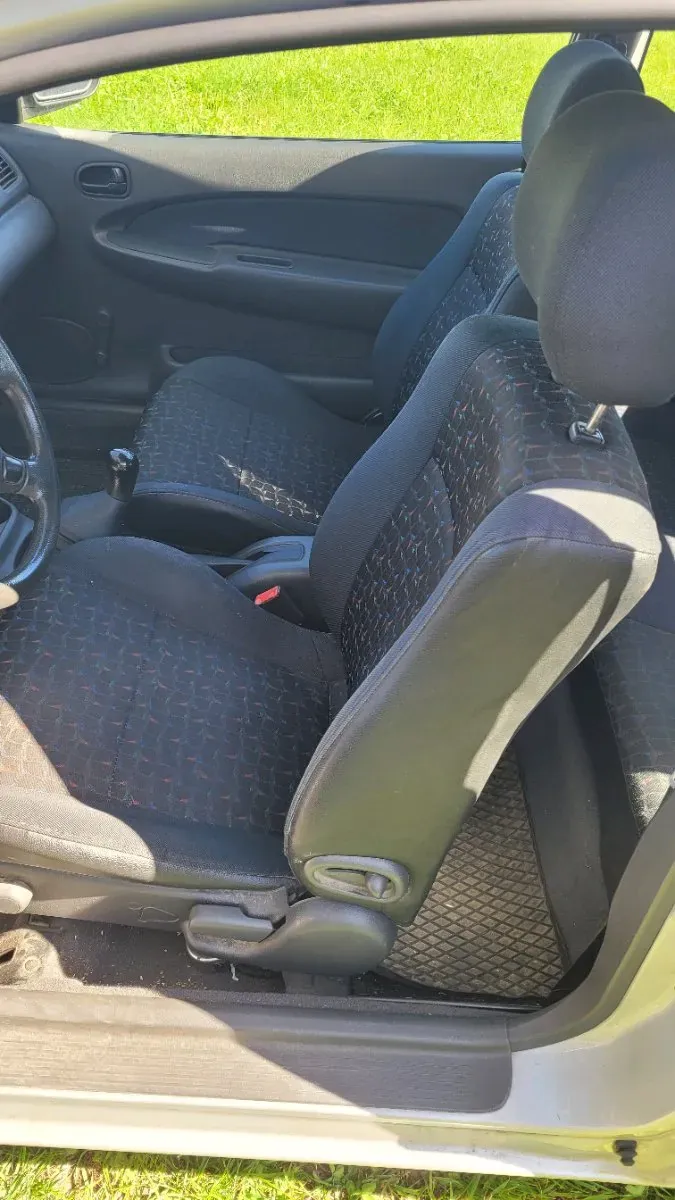 Mazda 323 2000 photo 3