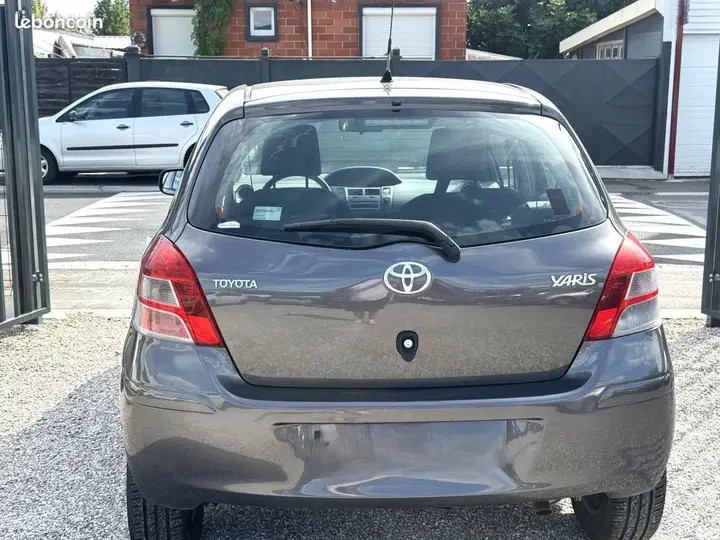 Toyota Yaris 2011 photo 4