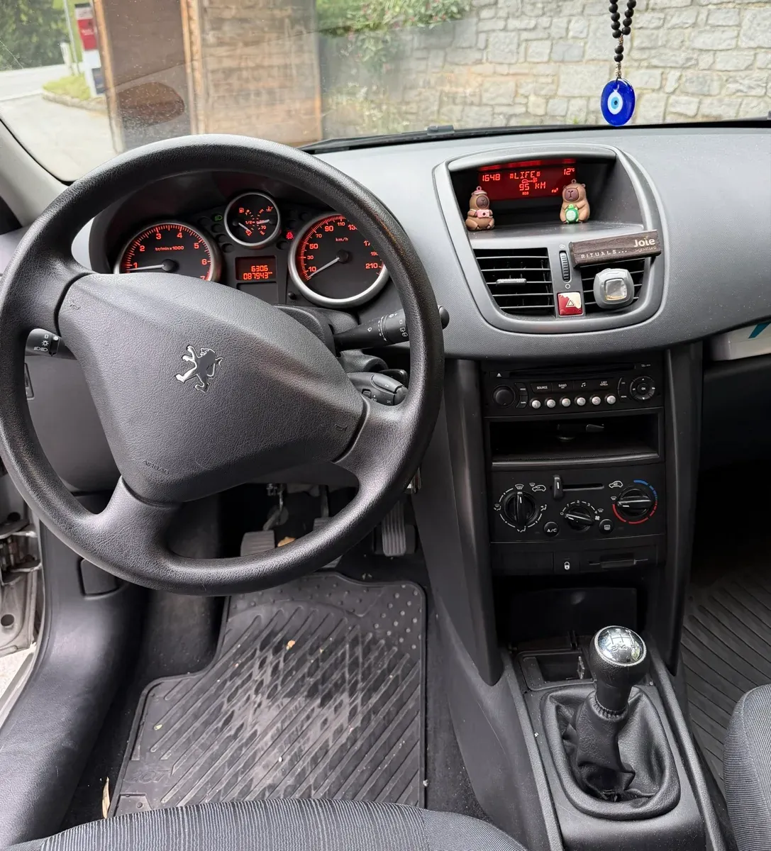 Peugeot 207 2008 photo 2