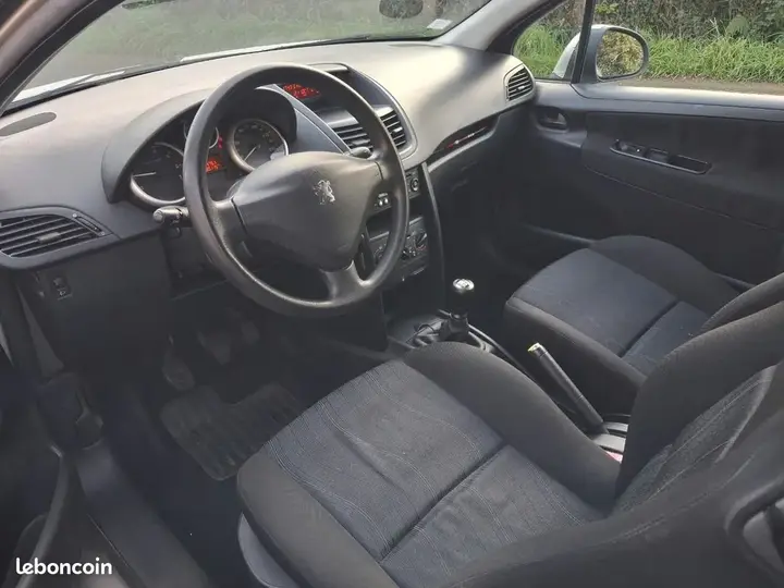 Peugeot 207 2008 photo 3
