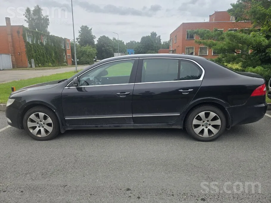 Skoda Superb 2011 photo 4