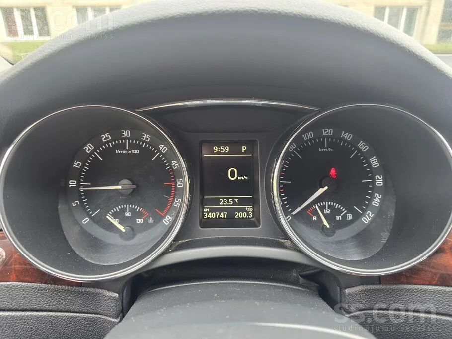 Skoda Superb 2011 photo 2