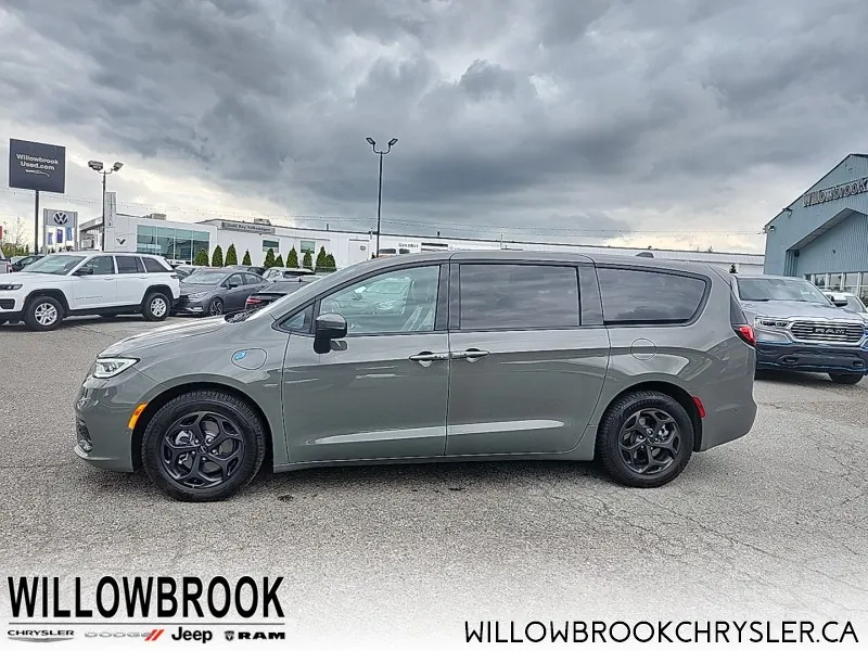 Chrysler Pacifica 2023 photo 3
