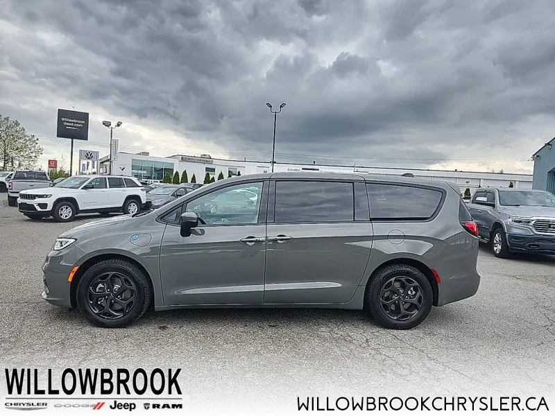 Chrysler Pacifica 2023 photo 2