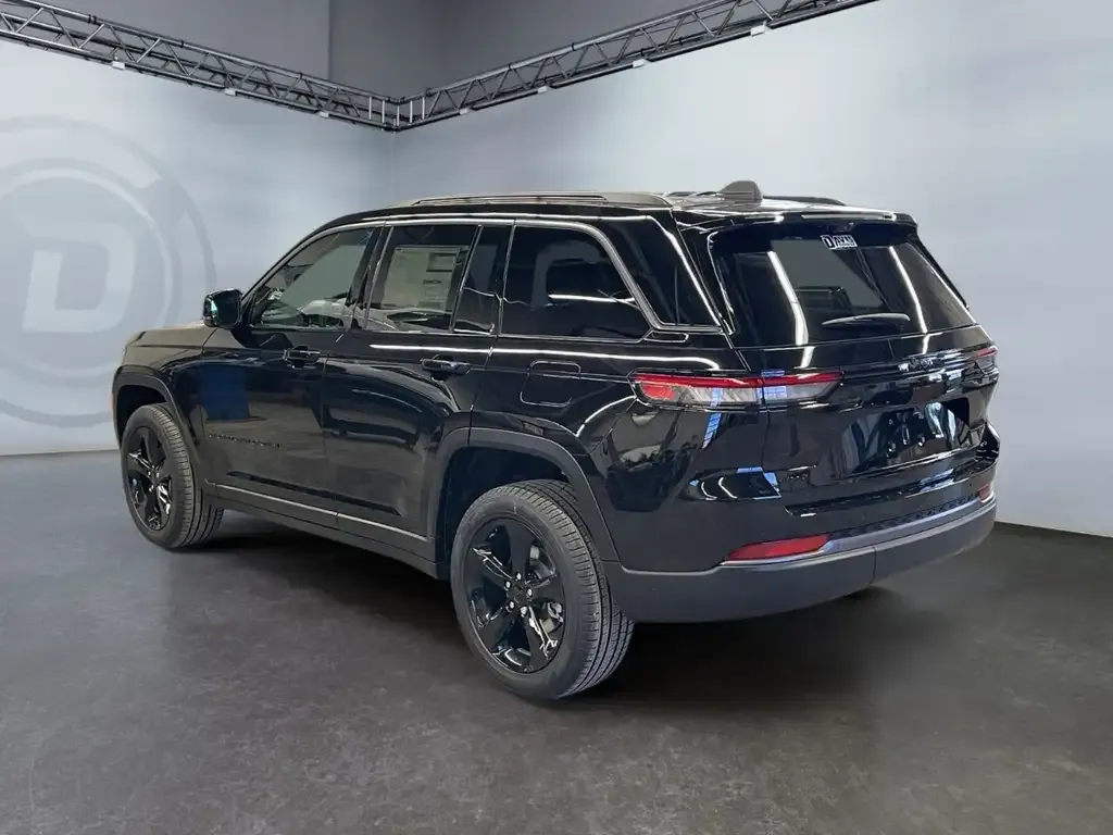 Jeep Grand Cherokee 2026 photo 3
