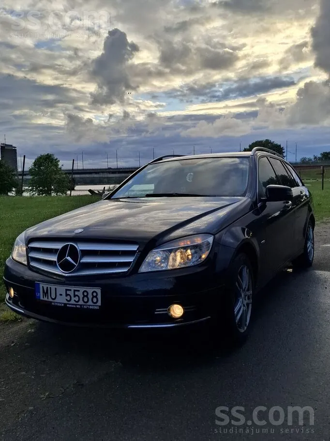 Mercedes-Benz C200 2010 photo 2