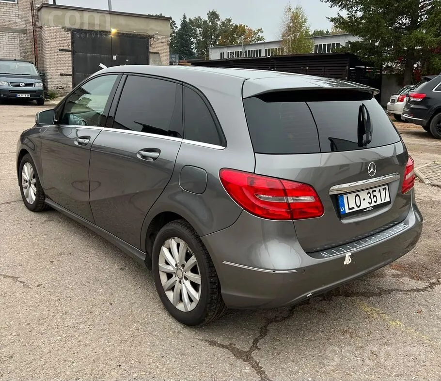Mercedes-Benz B180 2013 photo 2