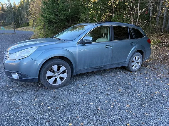Subaru Outback 2011 photo 2