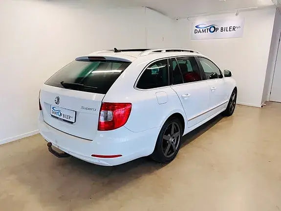 Skoda Superb 2012 photo 3