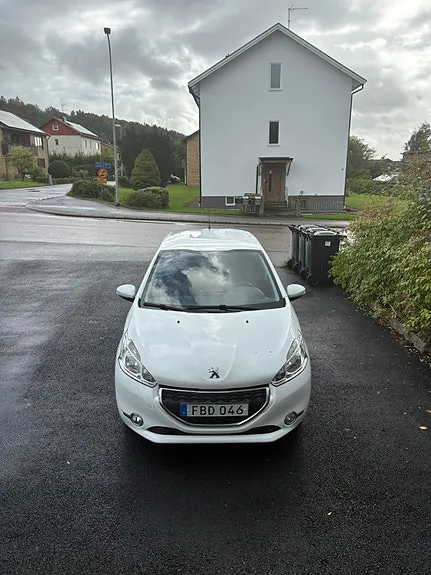 Peugeot 208 2015 photo 3