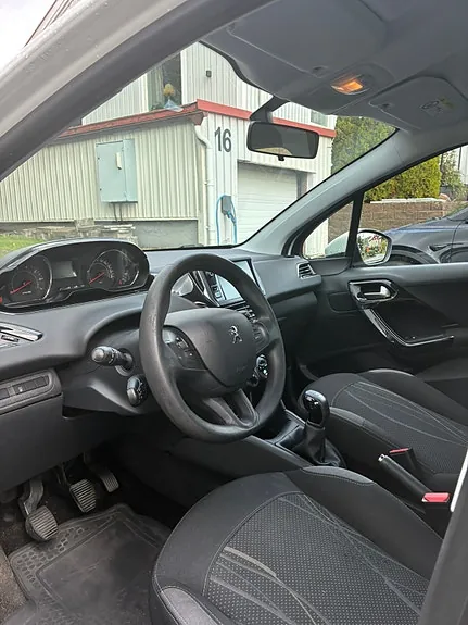 Peugeot 208 2015 photo 2