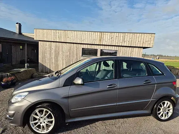 Mercedes-Benz B 180 D 2011 photo 2