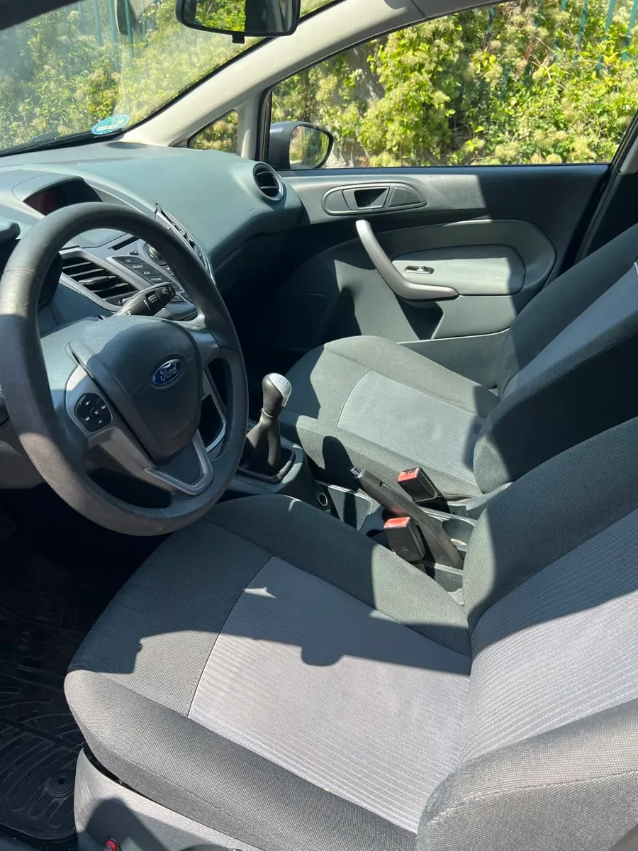 Ford Fiesta 2011 photo 2