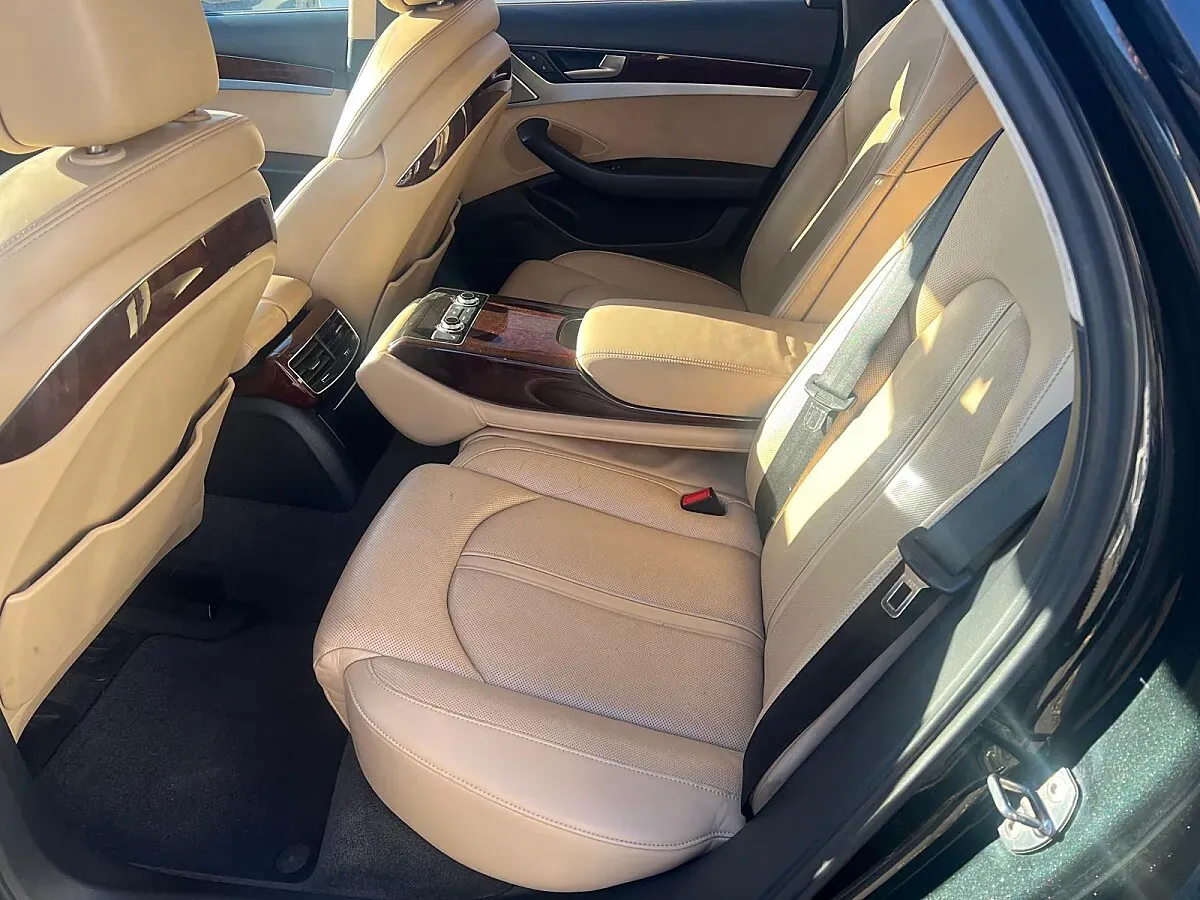 Audi A8 2010 photo 3