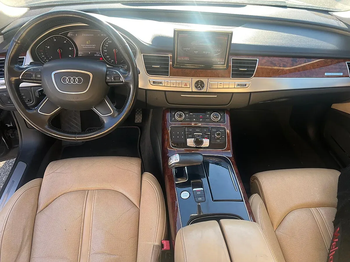 Audi A8 2010 photo 2