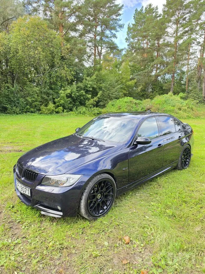 BMW E90 2007 photo 2