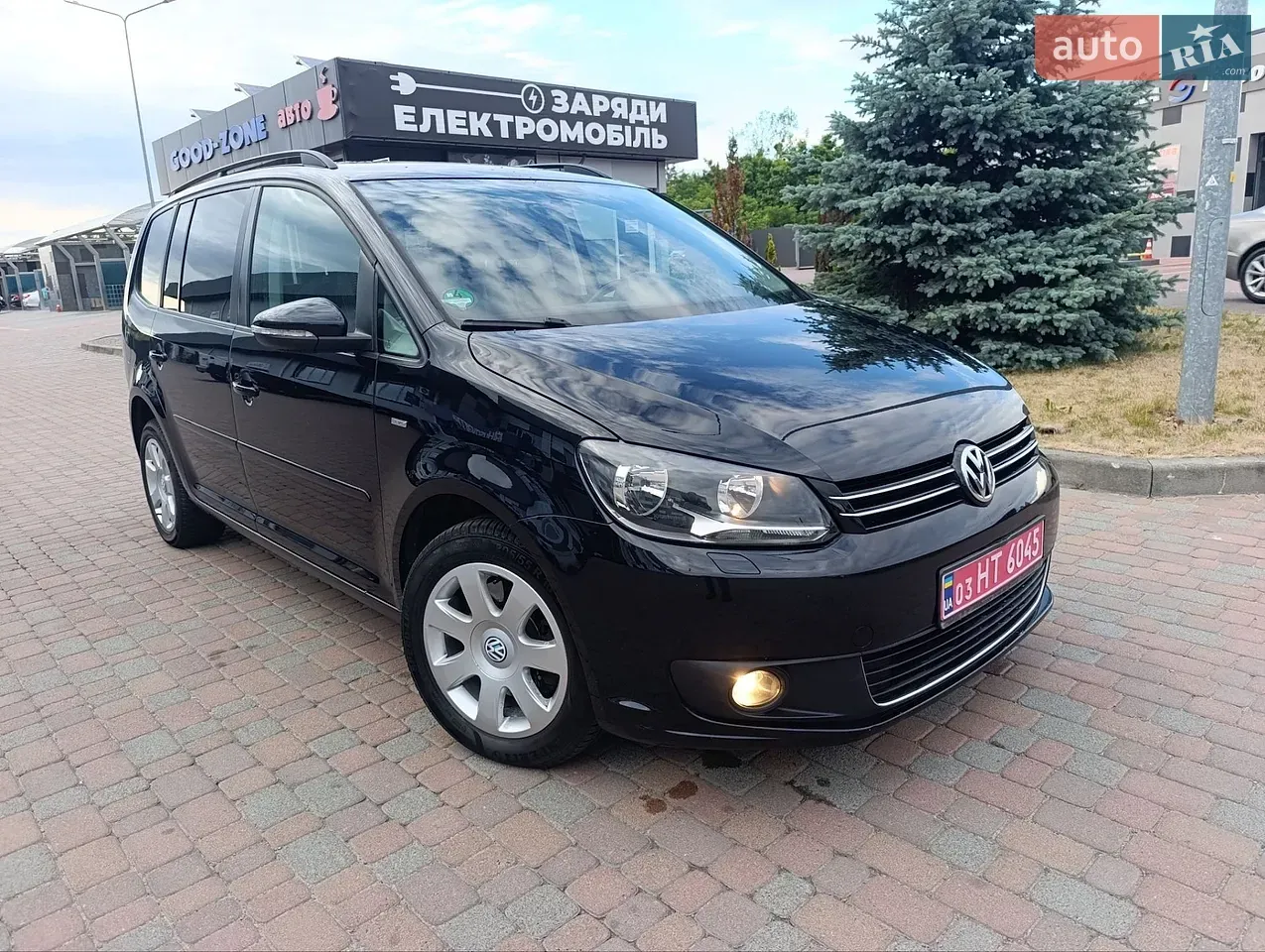 Volkswagen Touran 2013 photo 2