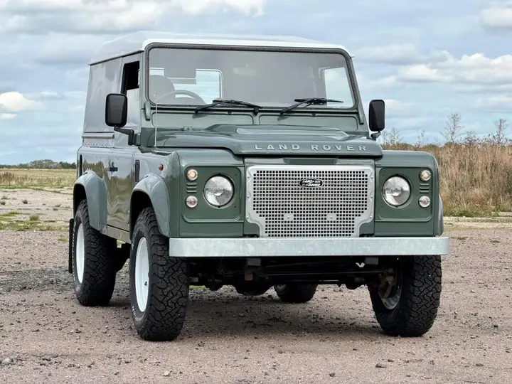Land Rover Defender 90 2011 photo 2