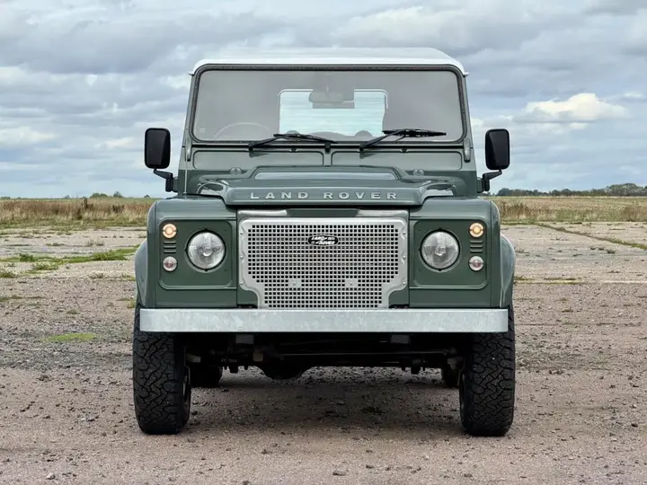 Land Rover Defender 90 2011 photo 3