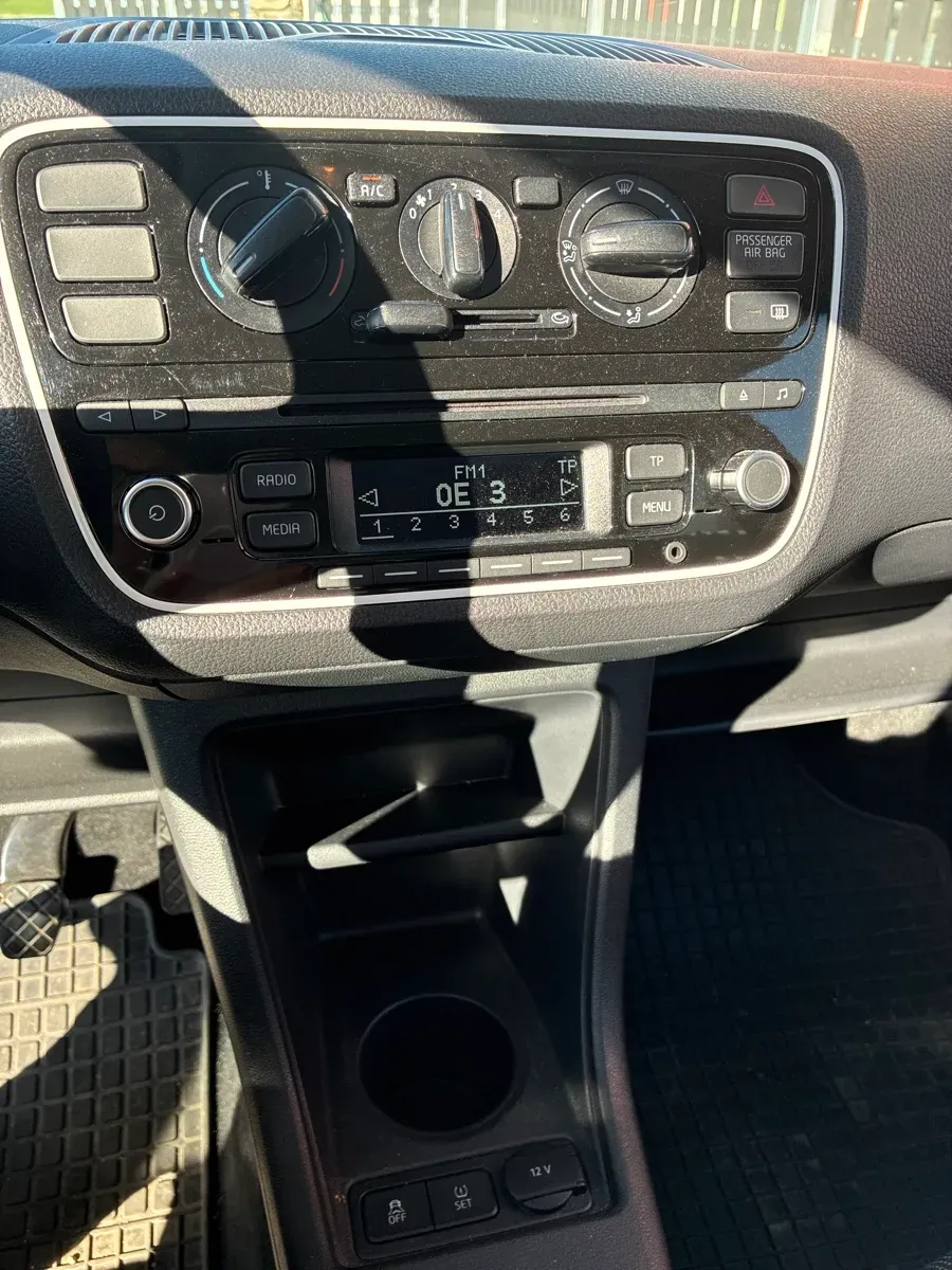 Volkswagen Up 2016 photo 2